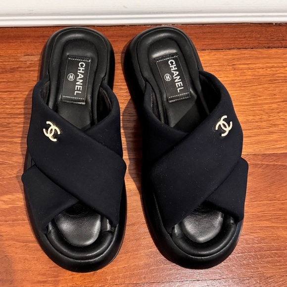Chanel Interlocking CC Crossover Leather Bottom Slides - Worn Once! Size 37 - Picture 7 of 8